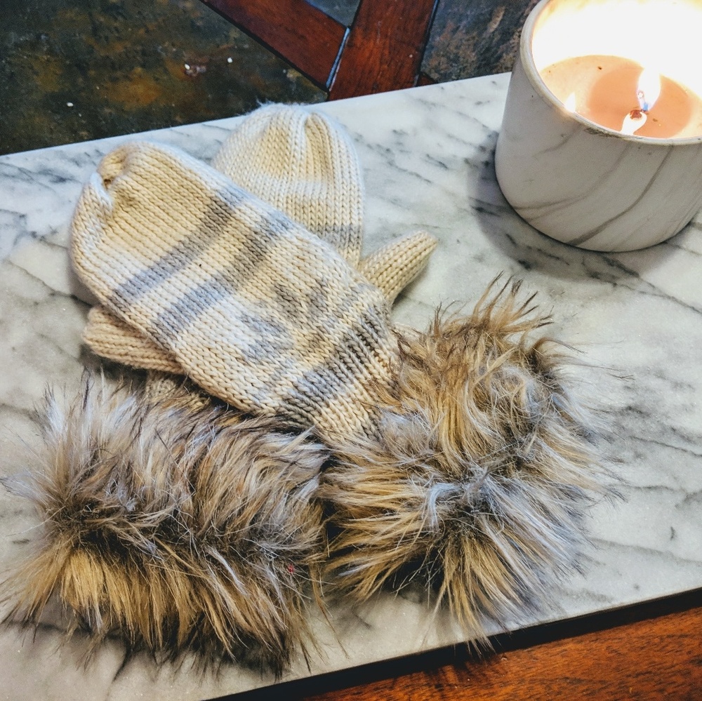 Knit and faux fur mittens with fleece lining